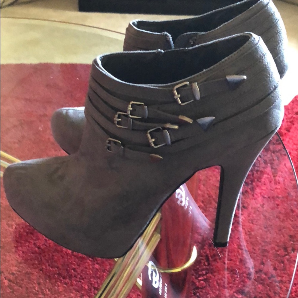 Shoes - Picture 4 of 5